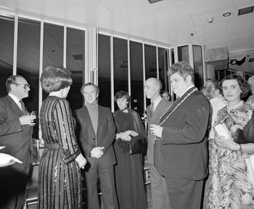 880328 Afbeelding van de officiële opening van het Muziekcentrum Vredenburg te Utrecht, met links prinses Beatrix in ...